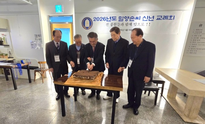 축하떡 컷팅.jpg