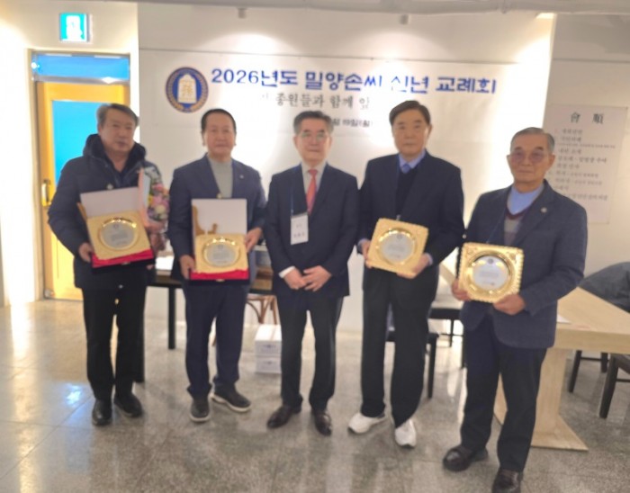 공로패수상자와 함께.jpg