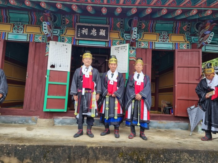 14사당앞삼헌관.jpg