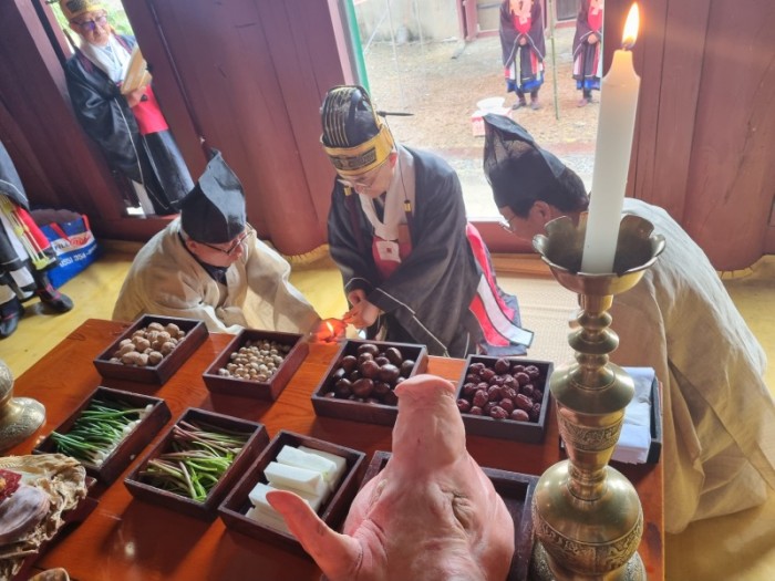 4초헌분향.jpg
